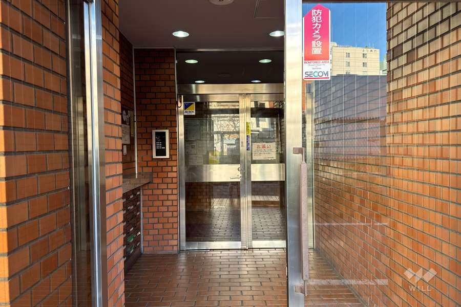 エントランスはオートロック付きです。