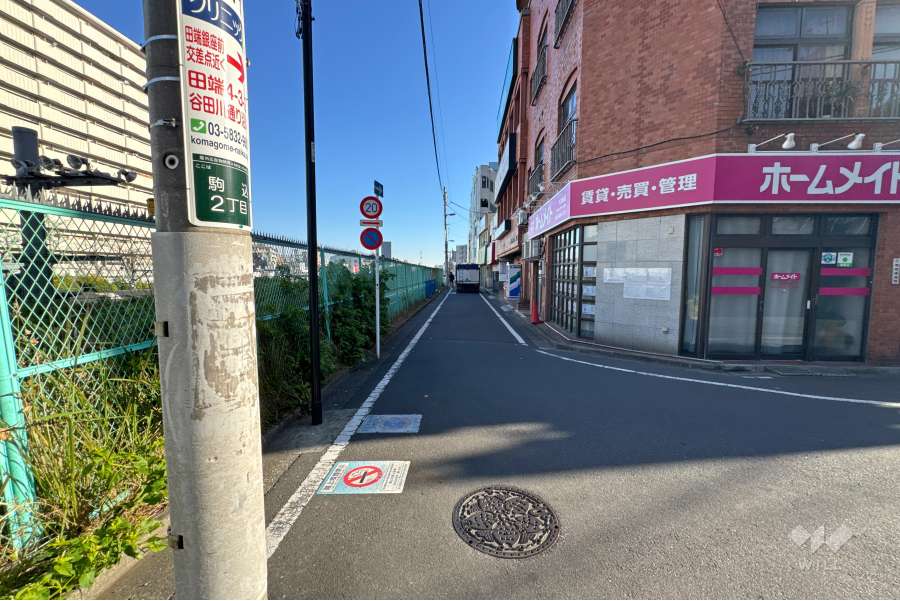 敷地北西側の前面道路（南西側から）