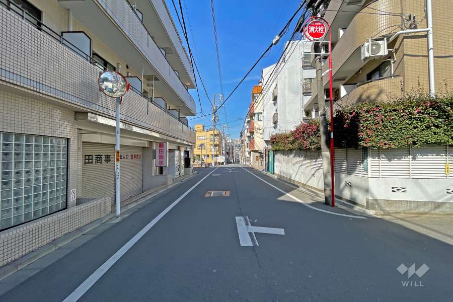 敷地の北東側前面道路（南東側から）。先には『豊島区立池本だんだん公園』があり、マンション敷地北側と隣接しています。