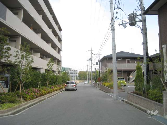 南側の前面道路。周辺は区画の整った閑静な住宅地です。