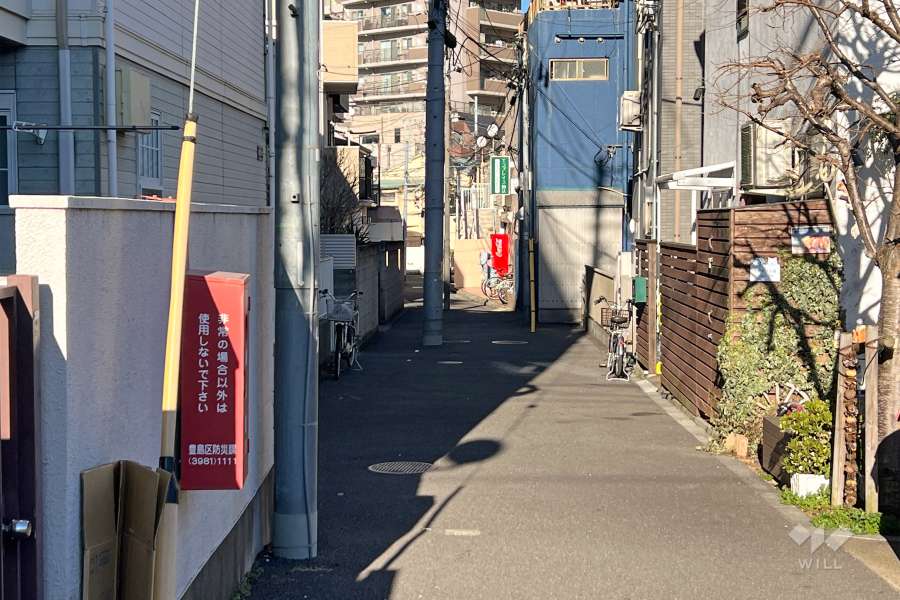 敷地東側の前面道路（南側から）