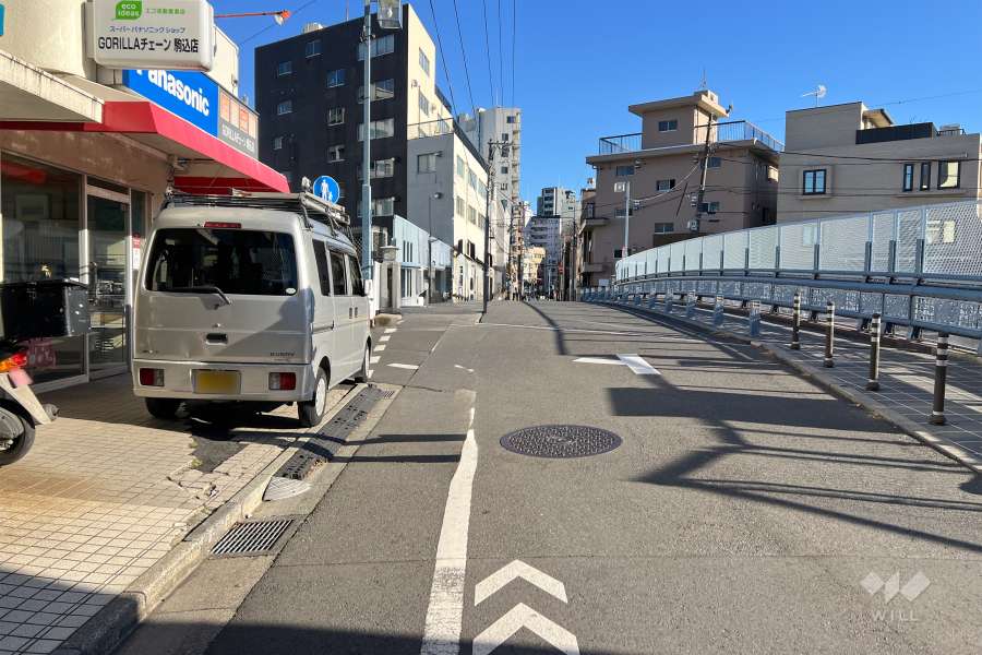 敷地南側の前面道路（西側から）