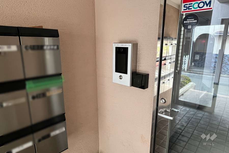 エントランスはオートロック付きです。