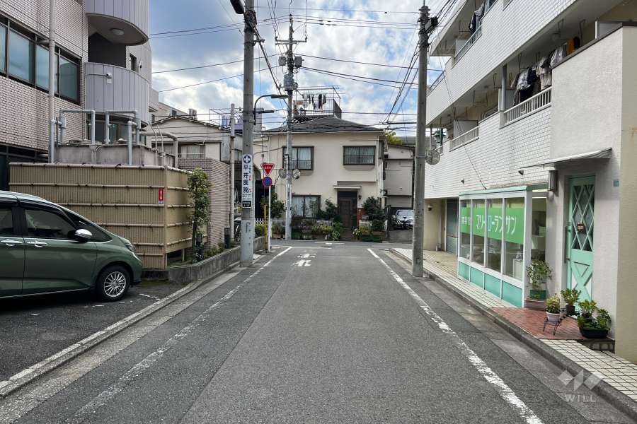 敷地の北側前面道路（東側から）