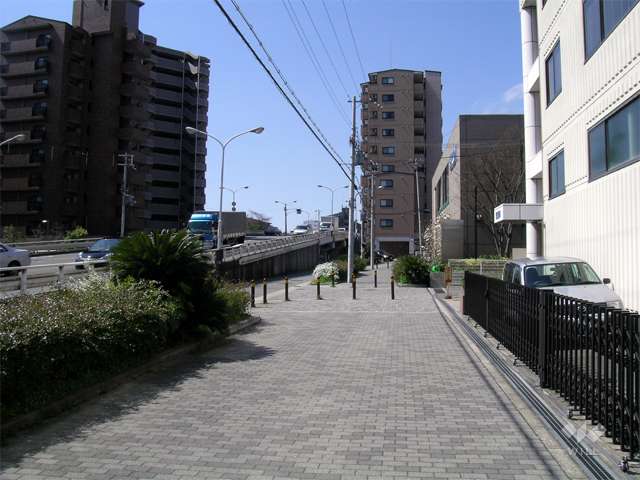 敷地のすぐ南側には内環状線が走っています。