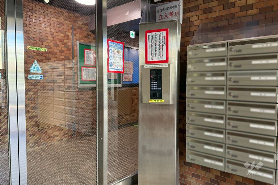 エントランスはオートロック付きです。