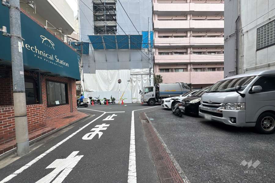 敷地西側の前面道路