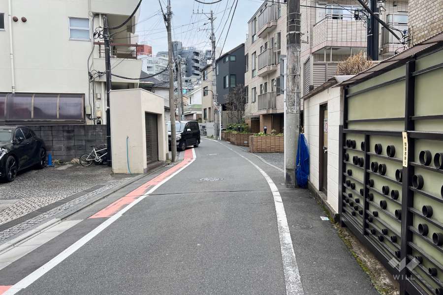 敷地の北東側前面道路（北西側から）