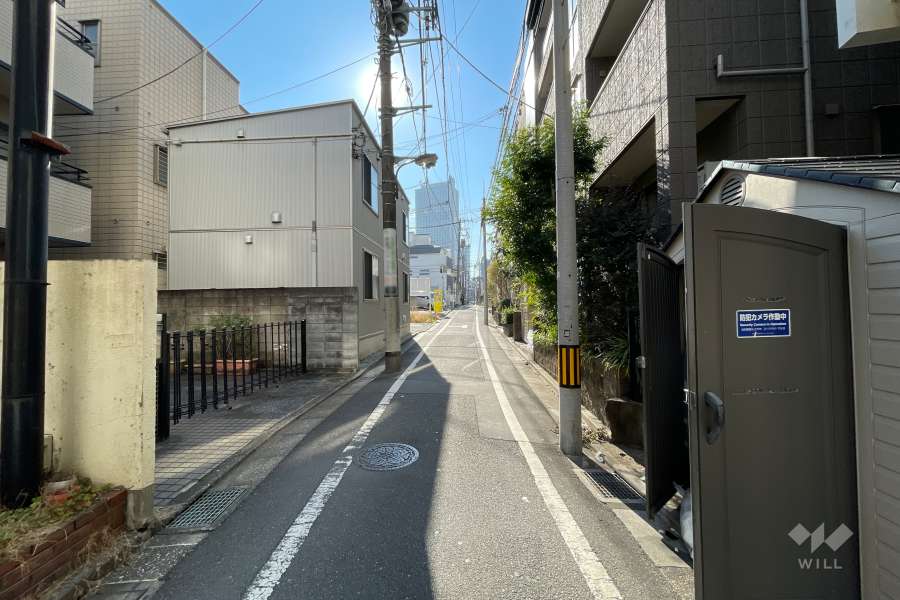 敷地の東側前面道路（北側から）