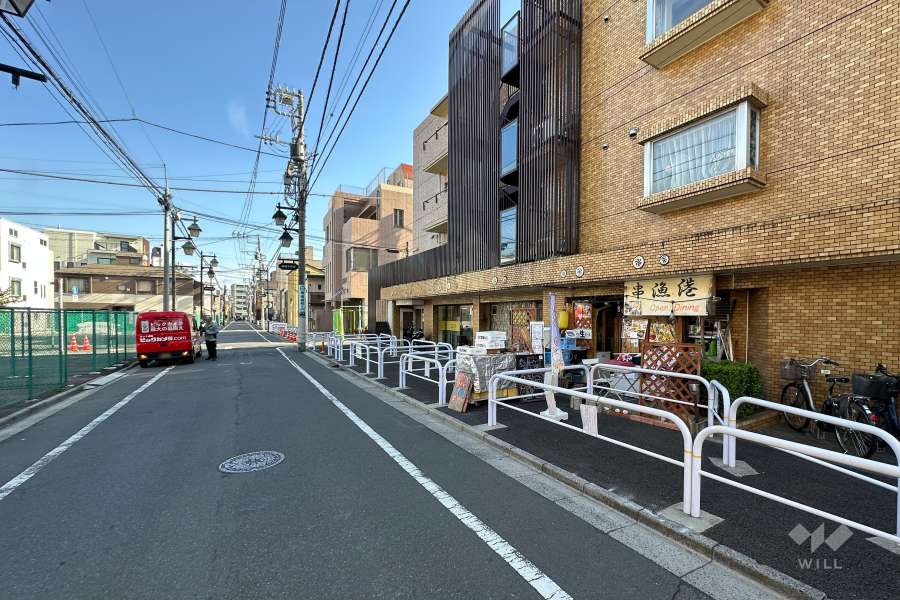 敷地の北側前面道路（西側から）