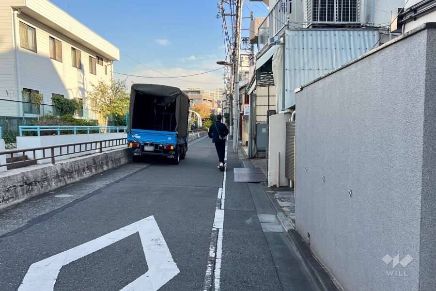 敷地北側の前面道路（西側から）