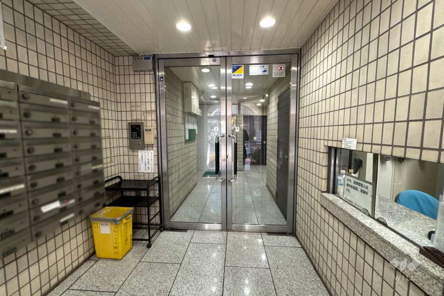 エントランスはオートロック付きです。