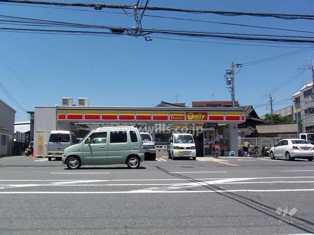 道路を挟んで、目の前にコンビニがあります