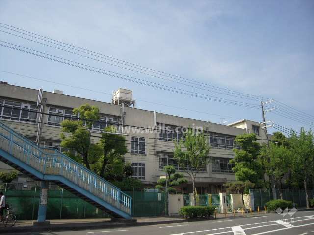物件と道路を挟んで向かいに、吹田東小学校があります
