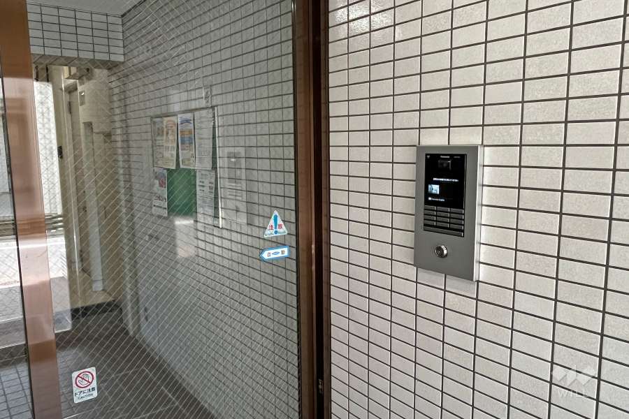 エントランスはオートロック付きです。