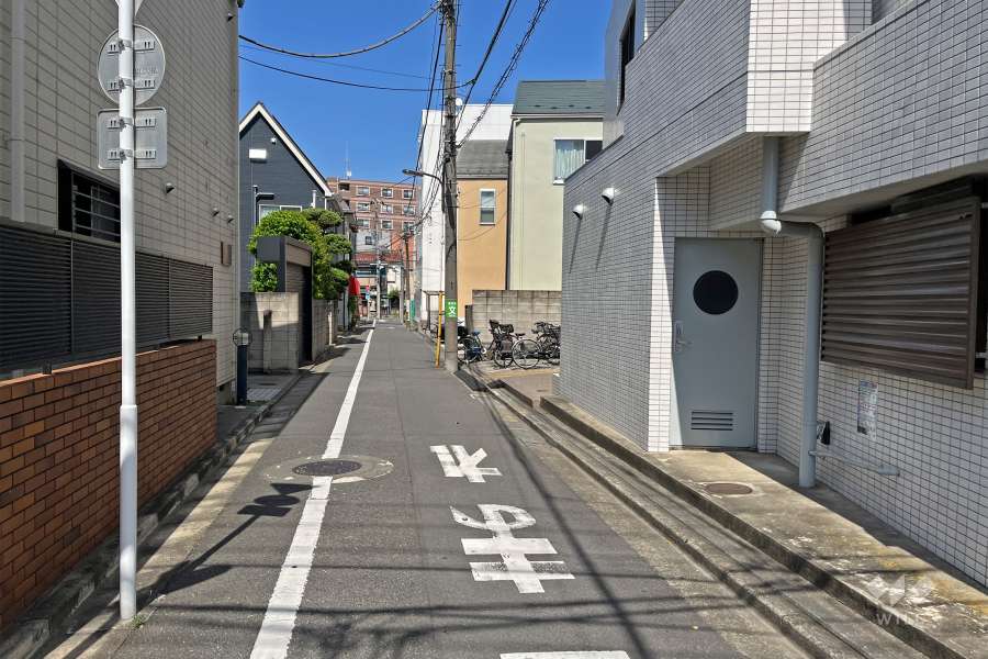敷地北西側の前面道路（南西側から）