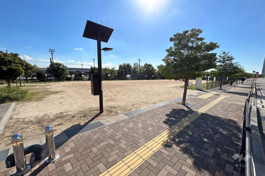 前面道路を挟んで『健都レールサイド公園』があります。
