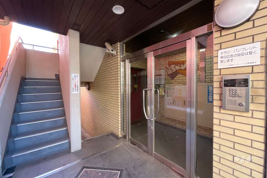 エントランスはオートロック付きです。