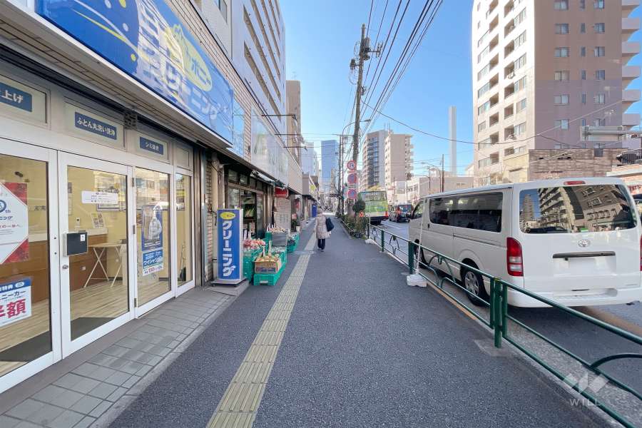 敷地北西側の前面道路（北東側から）