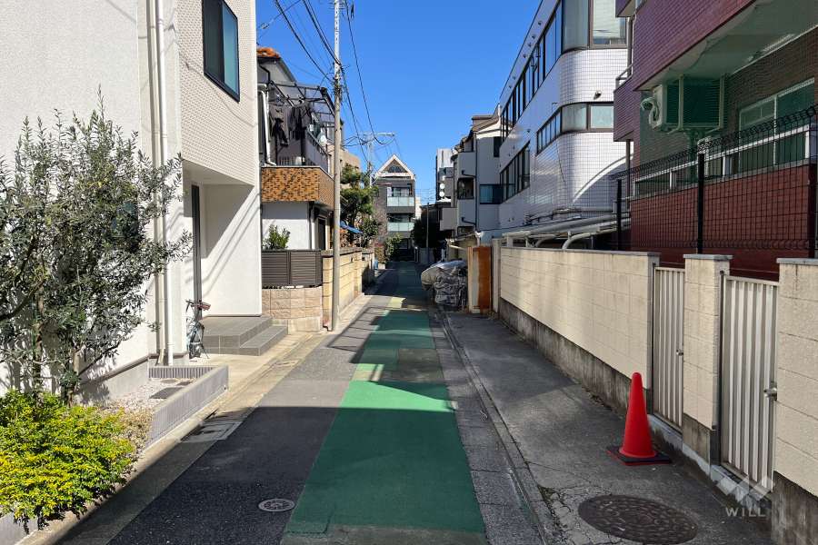 敷地の西側前面道路（南側から）
