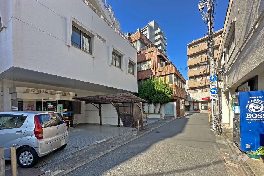 敷地の南東側前面道路（南西側から）