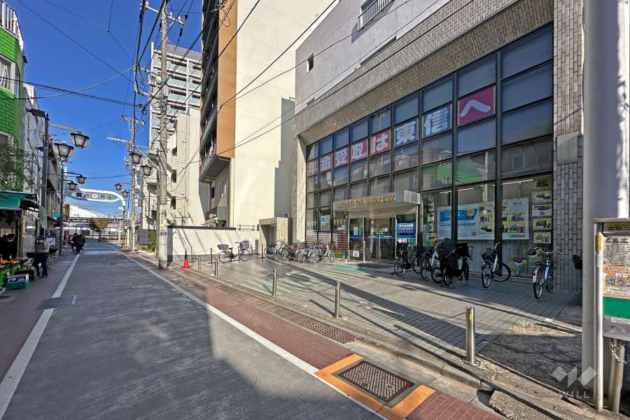 敷地の北西側前面道路は長崎銀座と呼ばれる通りです（南西側から）。
