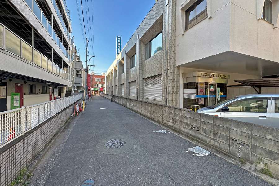 敷地の南西側前面道路（南東側から）