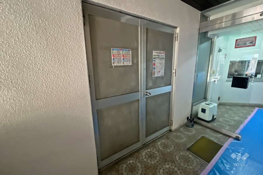 ゴミ置き場出入口