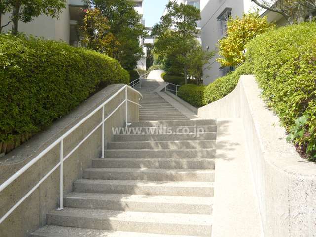 敷地内もアップダウンがあります