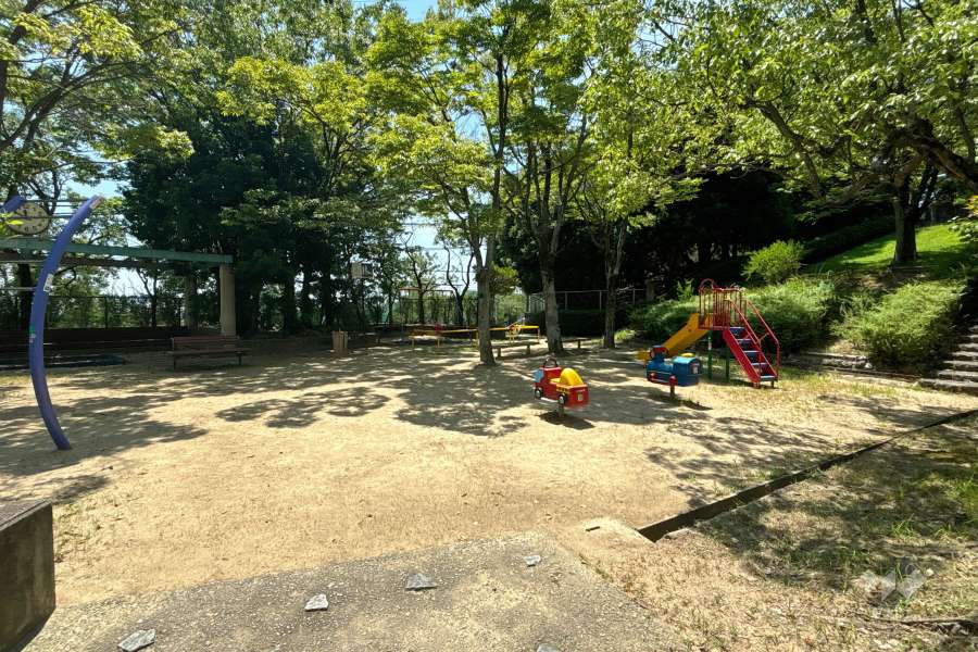 敷地に隣接する『朝日ヶ丘西公園』