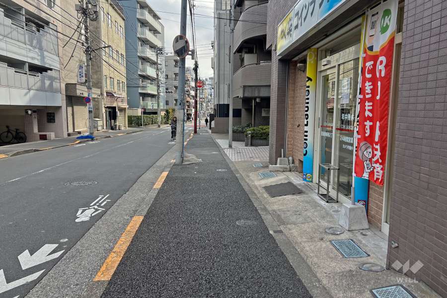 敷地の東側前面道路は折戸通です（北側から）。