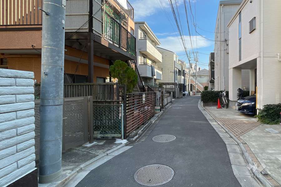 敷地南側の前面道路