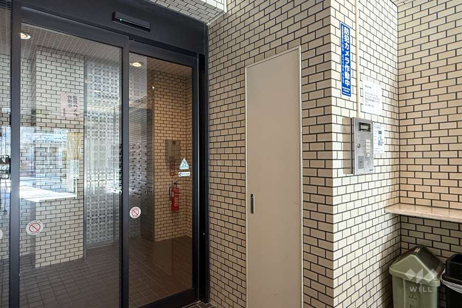 エントランスはオートロック付きです。