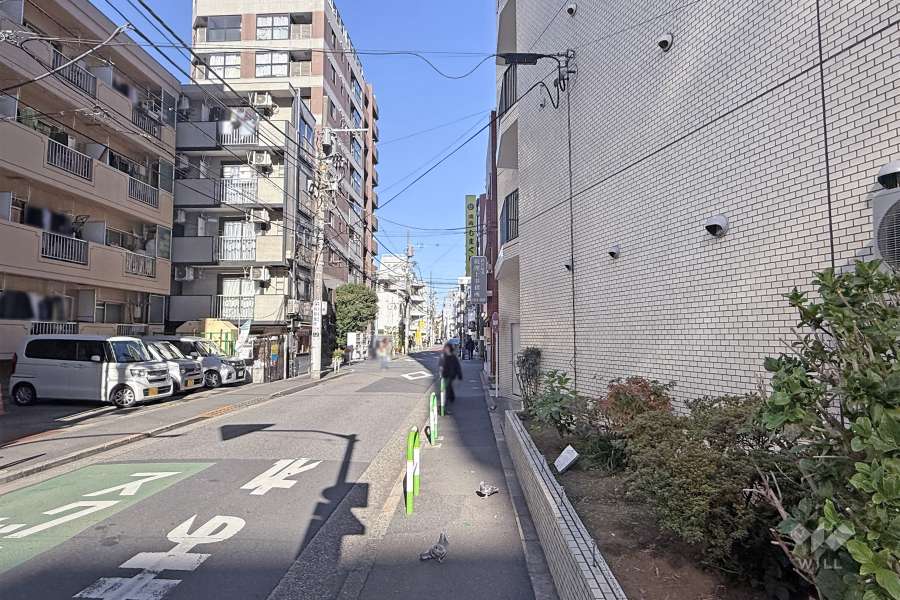 敷地西側の前面道路（南側から）