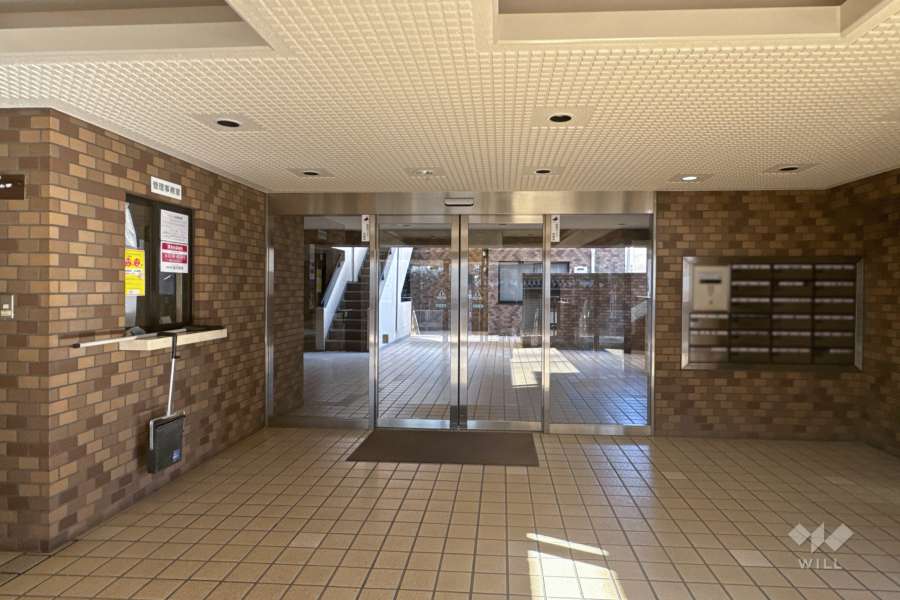 エントランスはオートロック付きです。