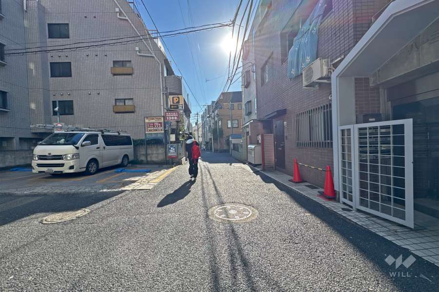 敷地の北東側前面道路（北西側から）