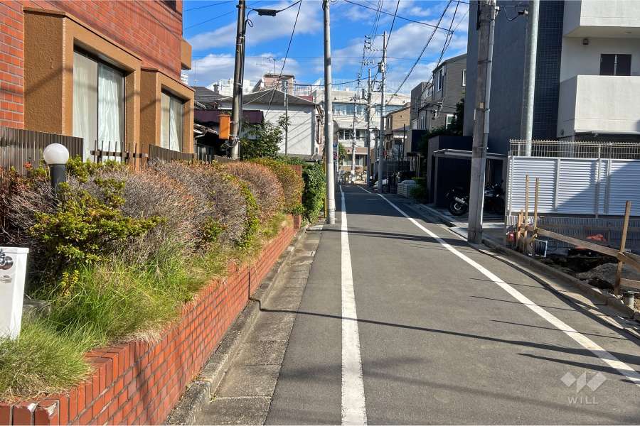 敷地の南側前面道路（西側から）
