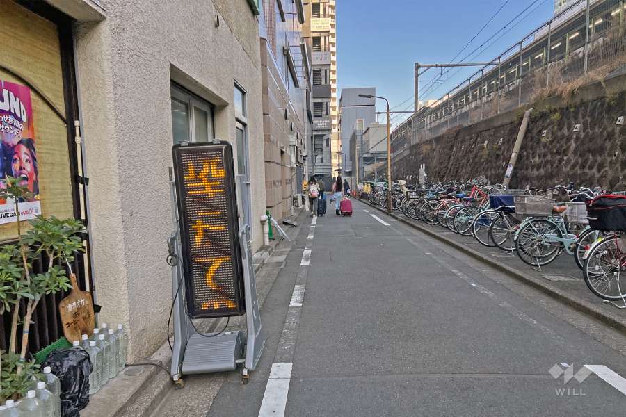 敷地の南西側前面道路（北西側から）