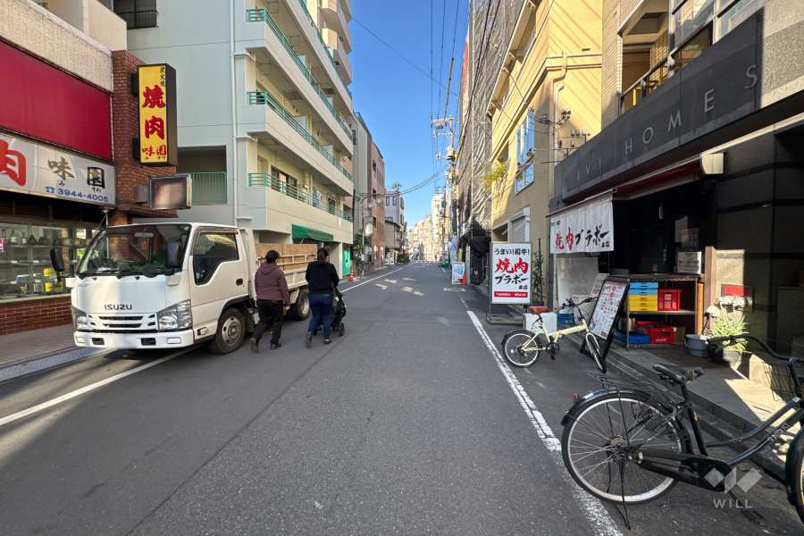 敷地の北東側前面道路（南東側から）