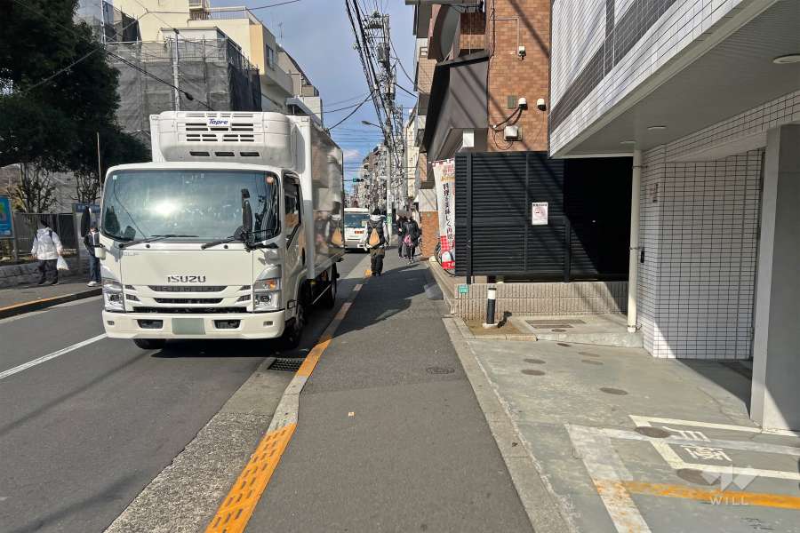 敷地の西側前面道路（南側から）