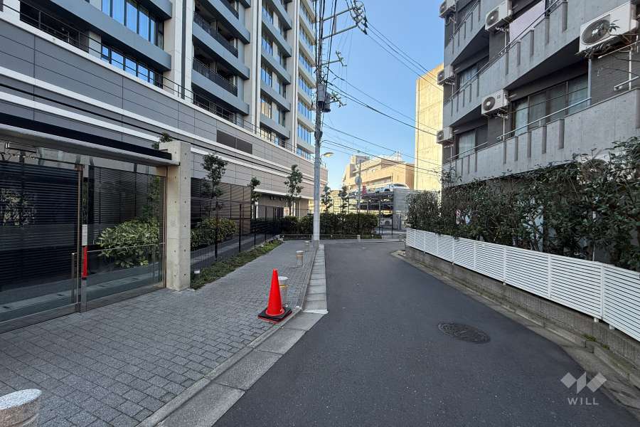 敷地の北側前面道路（南東側から）