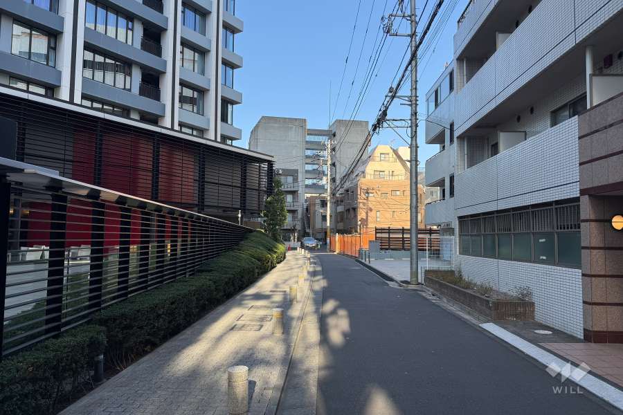 敷地の北側前面道路（東側から）