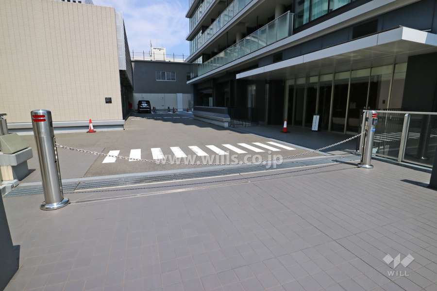 敷地内駐車場出入り口（ロボットゲート付き）