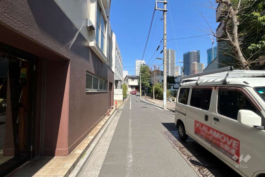 敷地南東側の前面道路（南西側から）