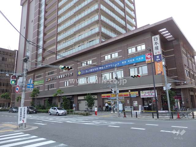 １～3階には店舗が入っています。