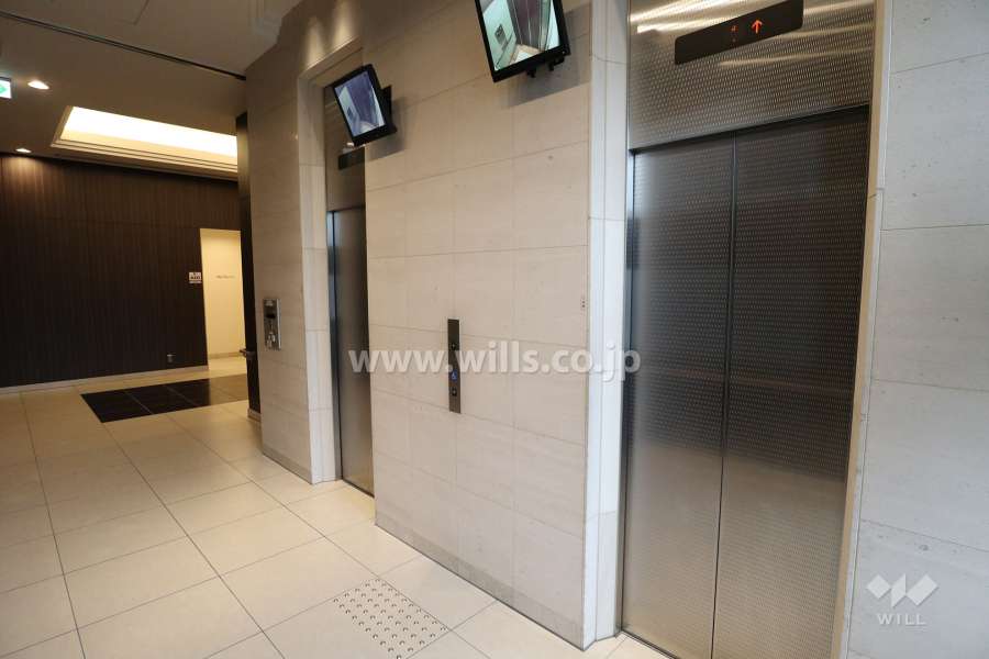 エレベーターホール。エレベーターにもオートロックがついています。