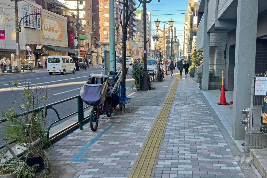 敷地北西側の前面道路（南西側から）