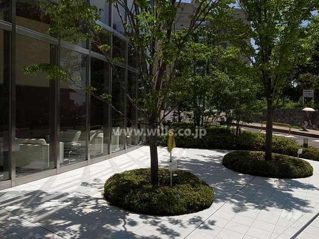 エントランス前。敷地の各所に植栽スペースが設けられています。