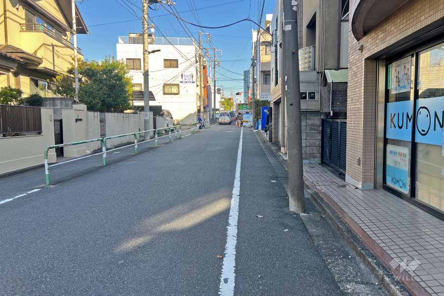 敷地北側の前面道路（西側から）