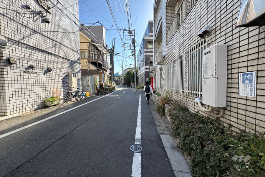 敷地の南西側前面道路（北西側から）